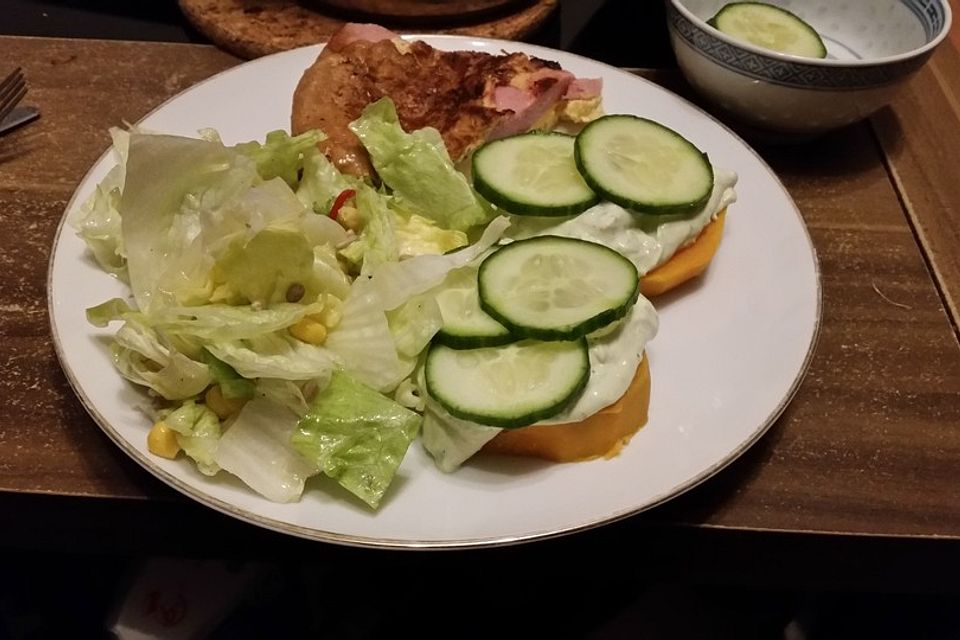 Süßkartoffel-Gurken-Türmchen mit Leberkäse-Frittata und Salat