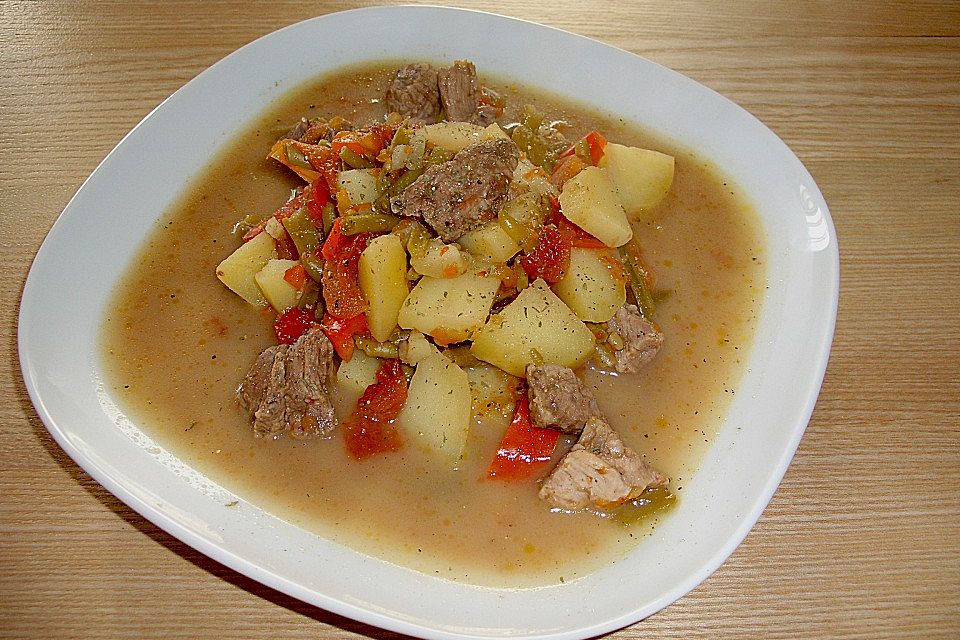 Gulasch - Gemüseeintopf aus dem Römertopf