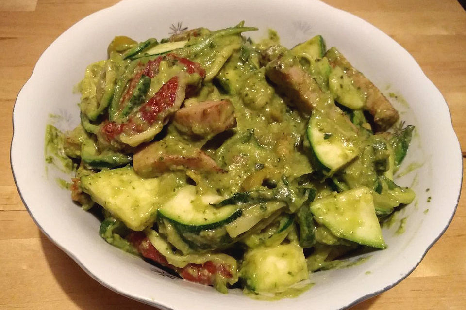 Cremige Zucchininudeln mit Avocadopesto