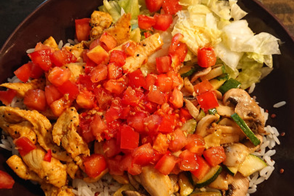 Hähnchen-Bowl mit Eisbergsalat, Tomaten, Zucchini und Pilzen