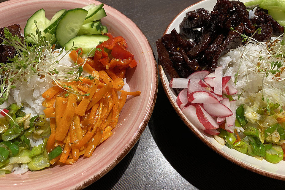 Beef-Bowl mit Gurke, Radieschen und Tomaten