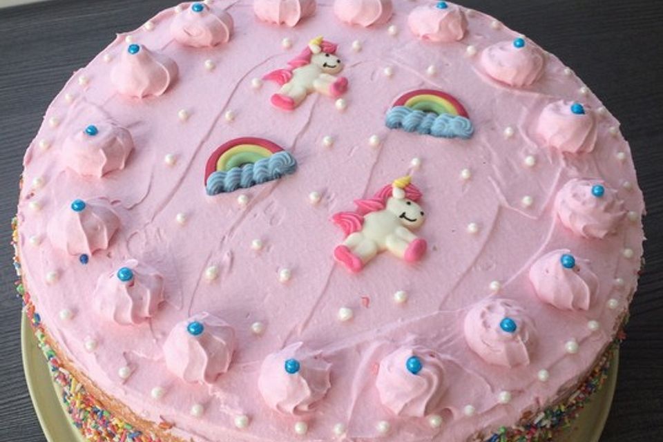 Süße Einhorntorte mit Erdbeercremefüllung