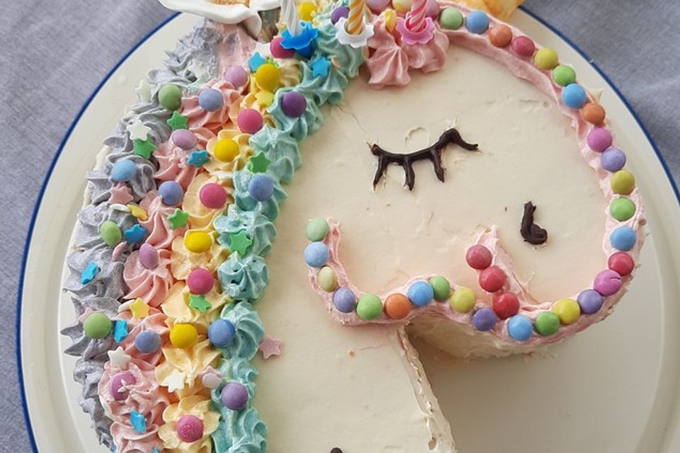 Süße Einhorntorte mit Erdbeercremefüllung