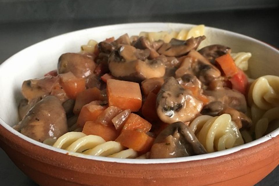 Würziges Pilz-Stroganoff mit Bandnudeln