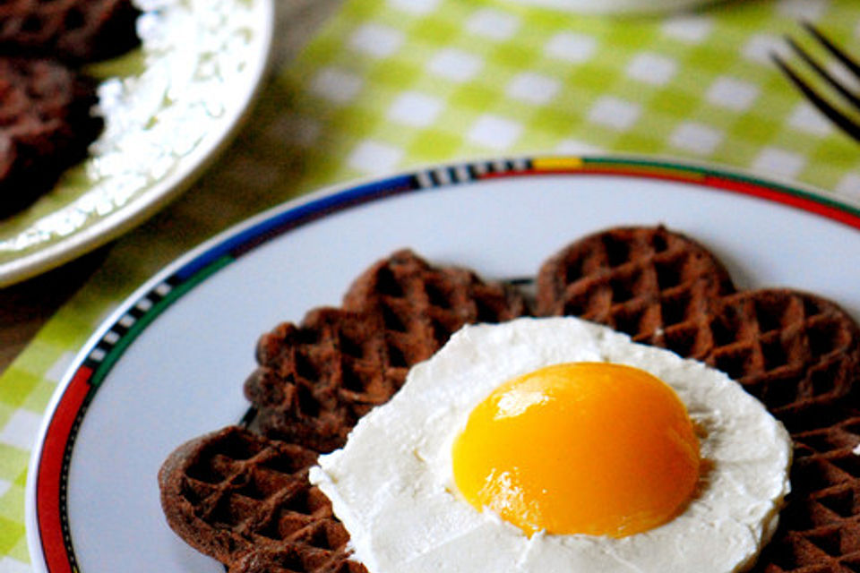 Schoko-Waffeln mit süßem Spiegelei