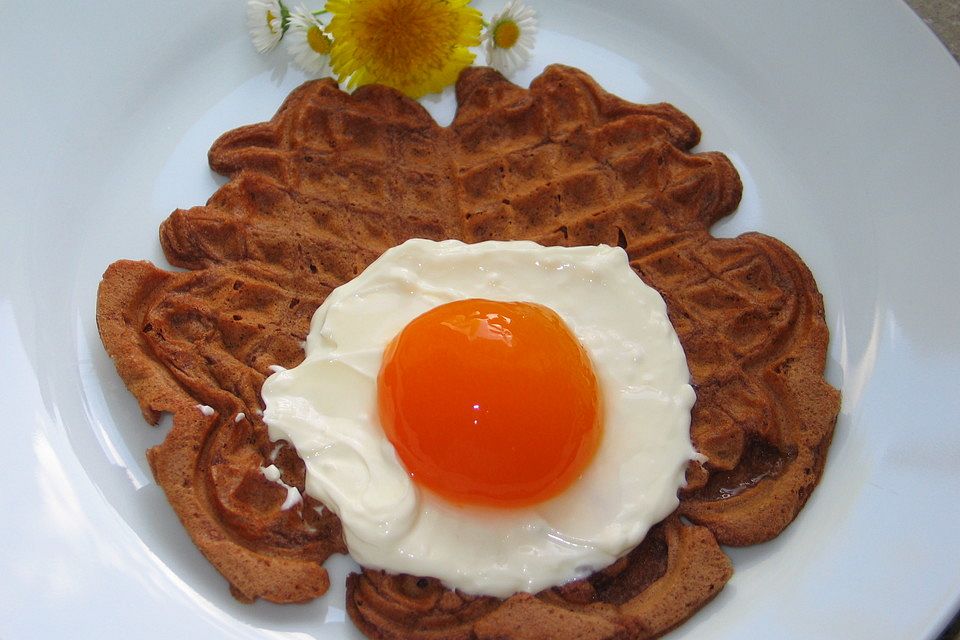 Schoko-Waffeln mit süßem Spiegelei