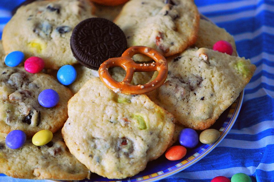 Crazy Cookies mit Smarties, Oreos und Salzbrezeln