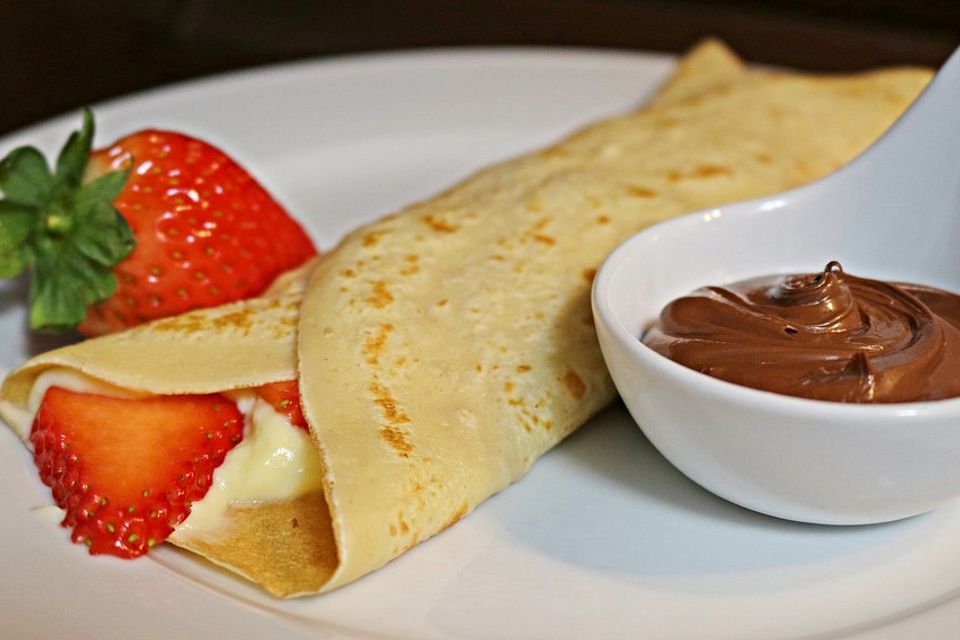 Dinkelpfannkuchen mit Vanillepudding und Erdbeeren