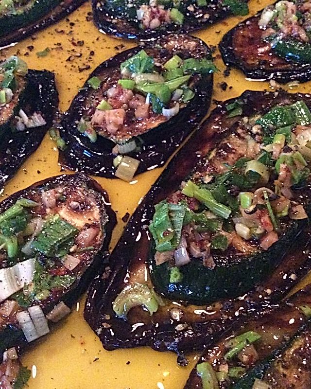 Gegrillte Aubergine und Zucchini unter Knoblauch-Chili-Topping