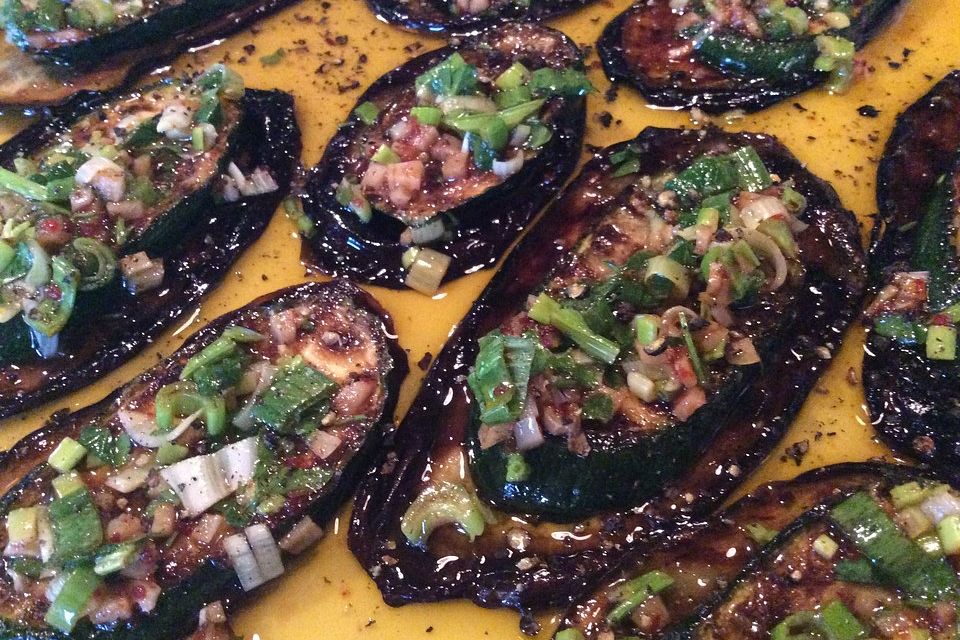 Gegrillte Aubergine und Zucchini unter Knoblauch-Chili-Topping