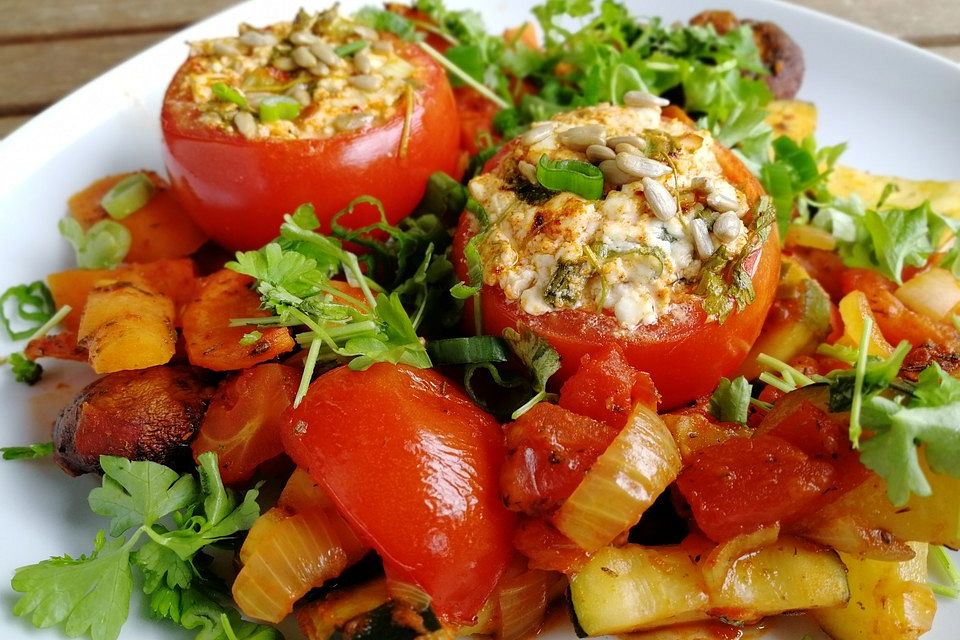 Gefüllte Tomaten mit Feta auf Schmorgemüse