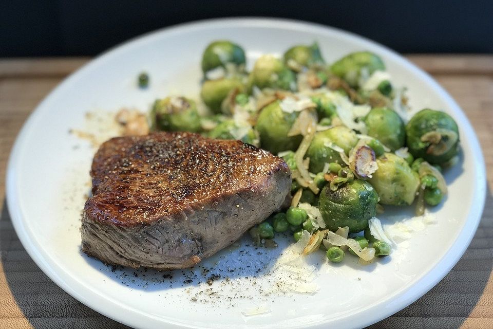 Hüftsteaks mit Rosenkohl und Erbsen