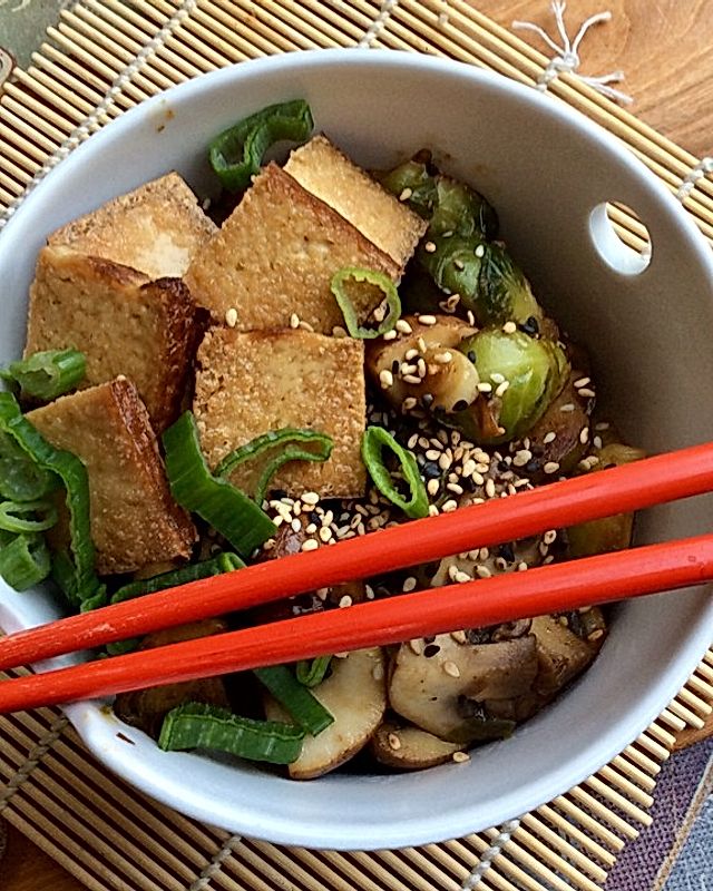 Tofu-Bowl mit Pilzen und Rosenkohl