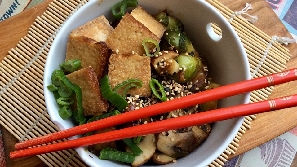 tofu-bowl-mit-pilzen-und-rosenkohl