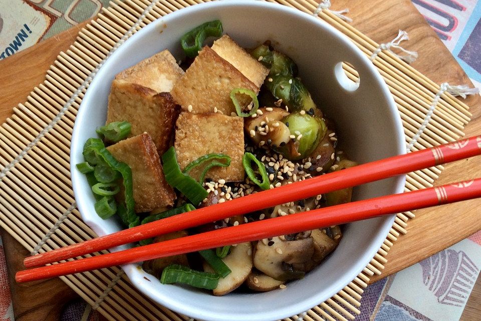 Tofu-Bowl mit Pilzen und Rosenkohl