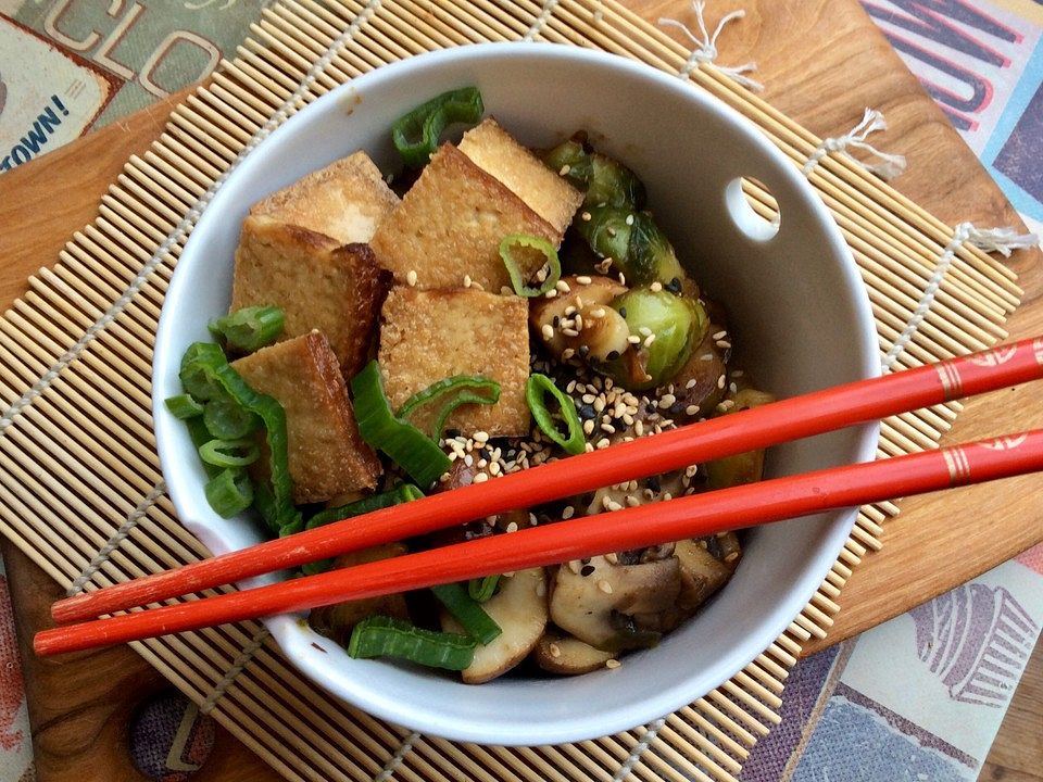 Tofu-Bowl mit Pilzen und Rosenkohl