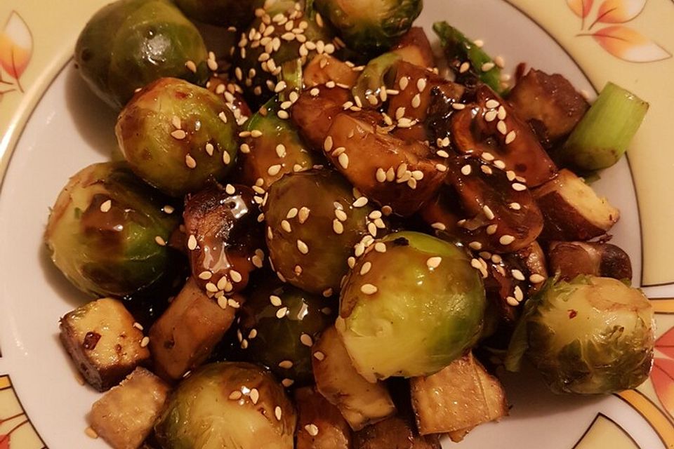 Tofu-Bowl mit Pilzen und Rosenkohl