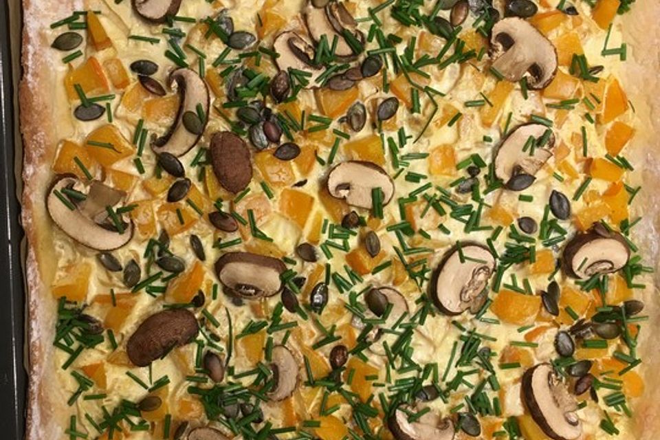 Herbstlicher Flammkuchen mit Hokkaidokürbis und Champignons