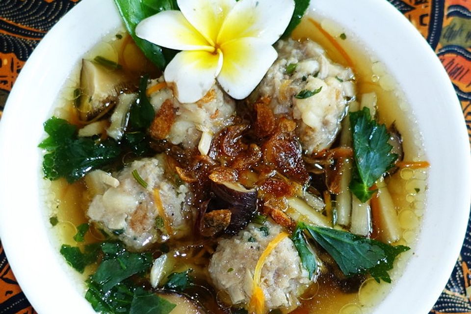 Bakwan Udang - Chinesische Suppe mit Garnelenbällchen