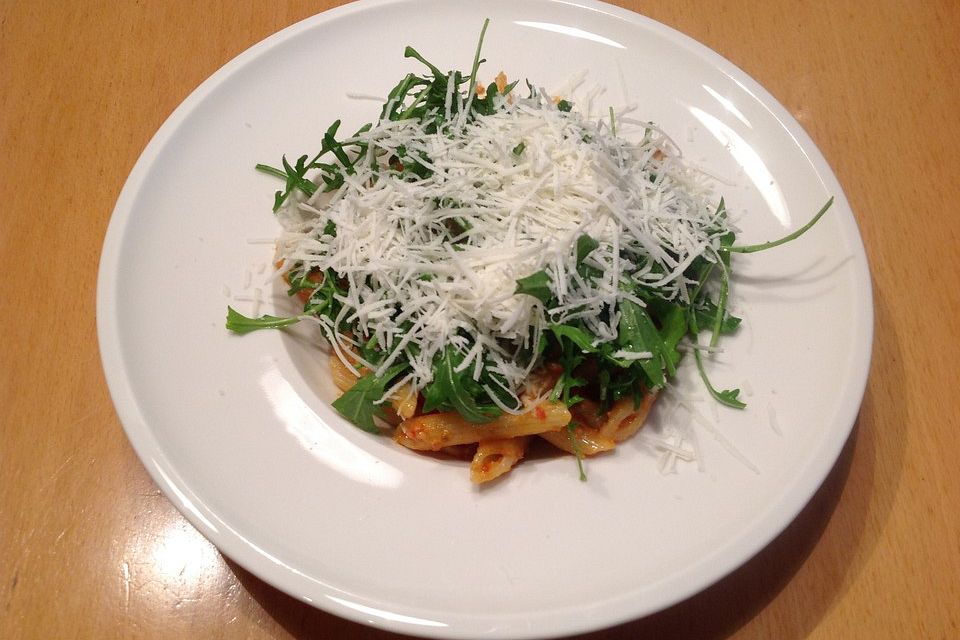 Penne mit Tomatenpesto und Rucola