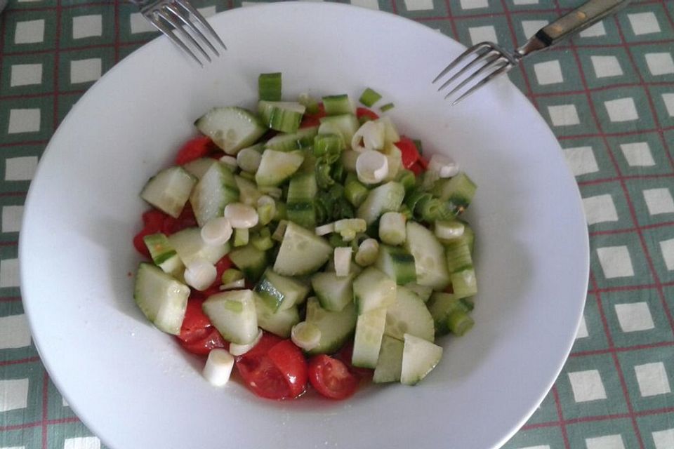 Kirschtomatensalat mit frischer Gurke und Frühlingszwiebeln