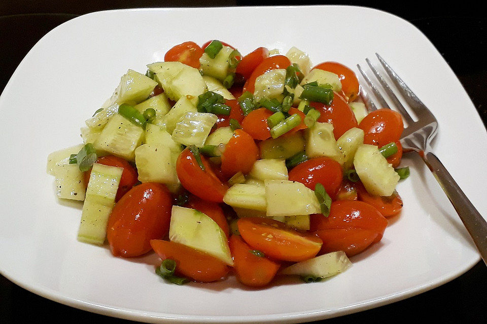 Kirschtomatensalat mit frischer Gurke und Frühlingszwiebeln