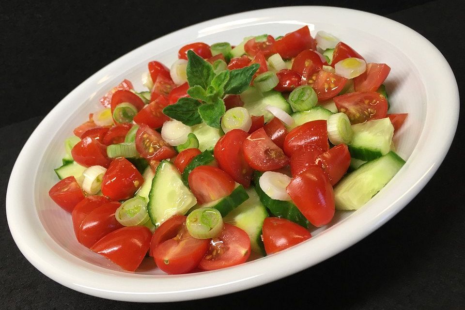 Kirschtomatensalat mit frischer Gurke und Frühlingszwiebeln