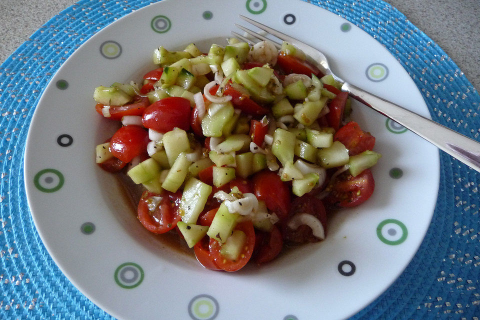 Kirschtomatensalat mit frischer Gurke und Frühlingszwiebeln