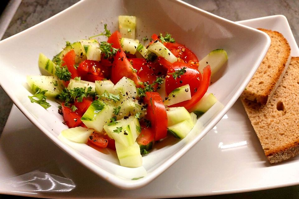 Kirschtomatensalat mit frischer Gurke und Frühlingszwiebeln