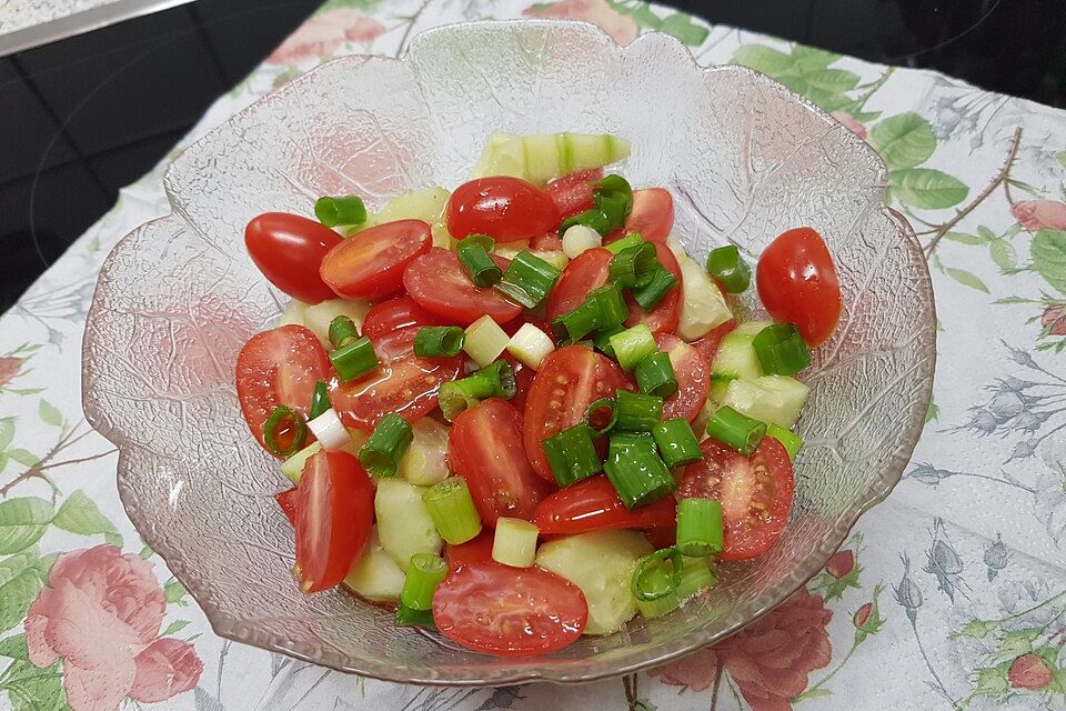 Kirschtomatensalat mit frischer Gurke und Frühlingszwiebeln