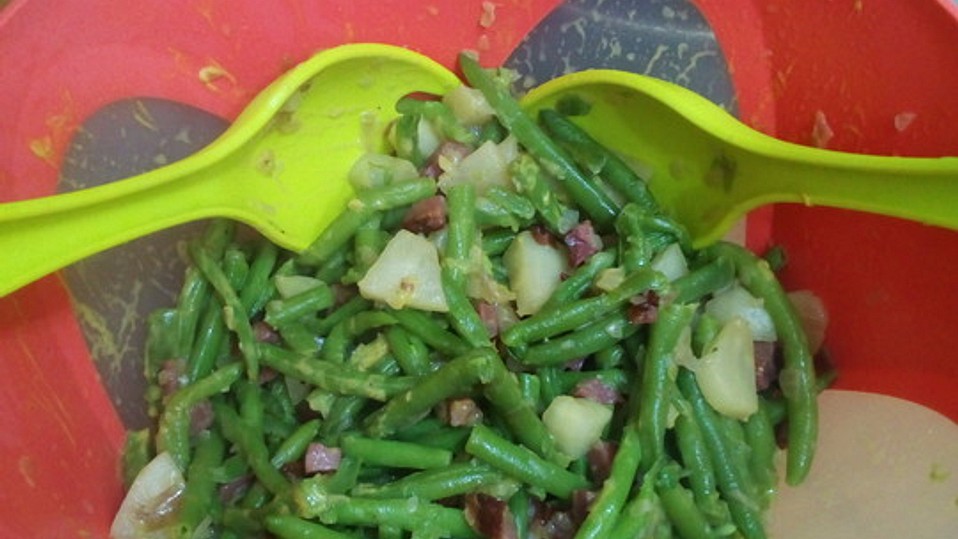 Birnen, Bohnen, Speck-Salat mit Senfdressing von Snipi Birnen, Bohnen, Speck-Salat mit Senfdressing von Snipi