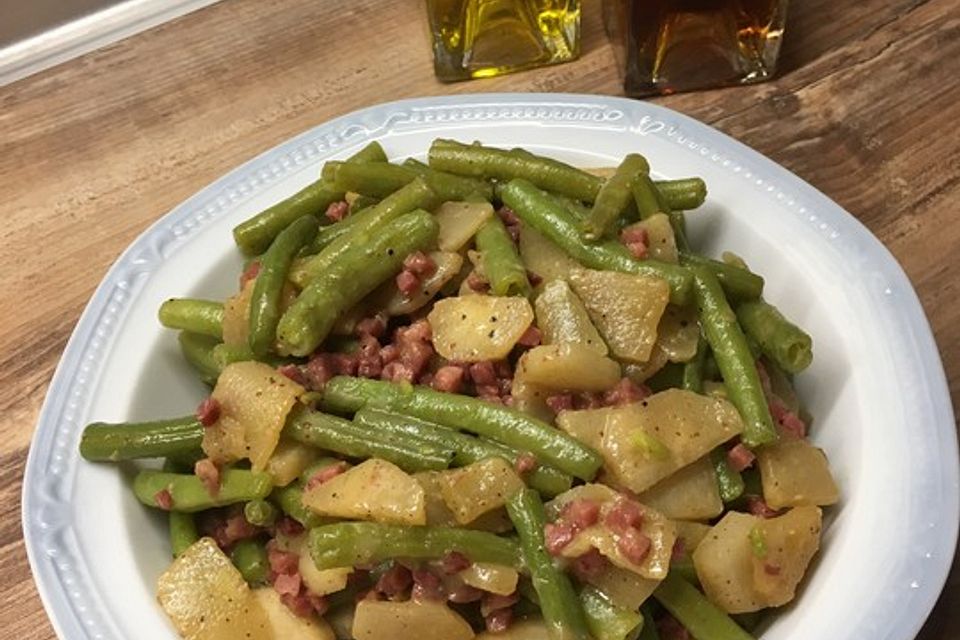 Birnen, Bohnen, Speck-Salat mit Senfdressing