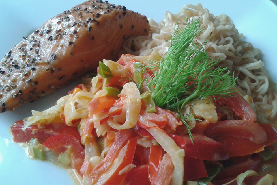 Fenchel-Paprikagemüse mit Lachs und Nudeln