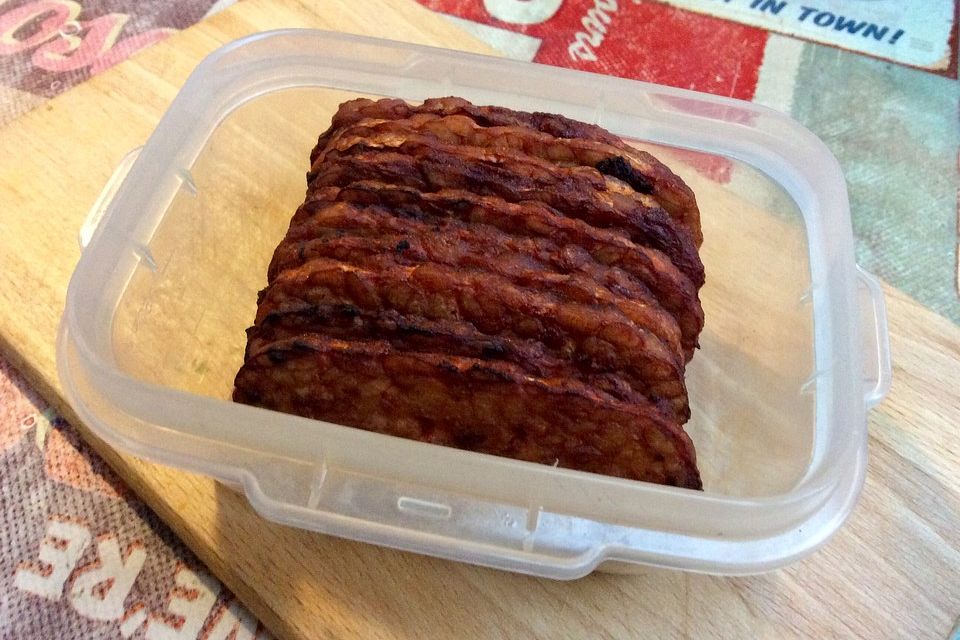 Veganer Tempeh-Speck mit selbstgemachter BBQ-Marinade