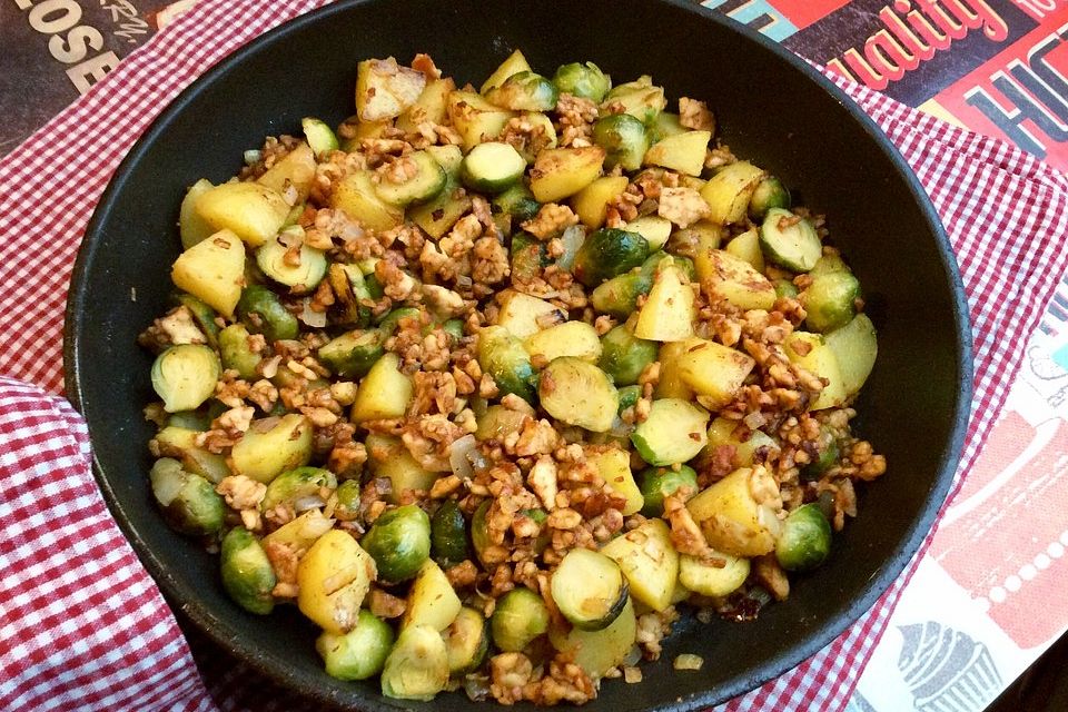 Bratkartoffeln mit Rosenkohl und Tempeh