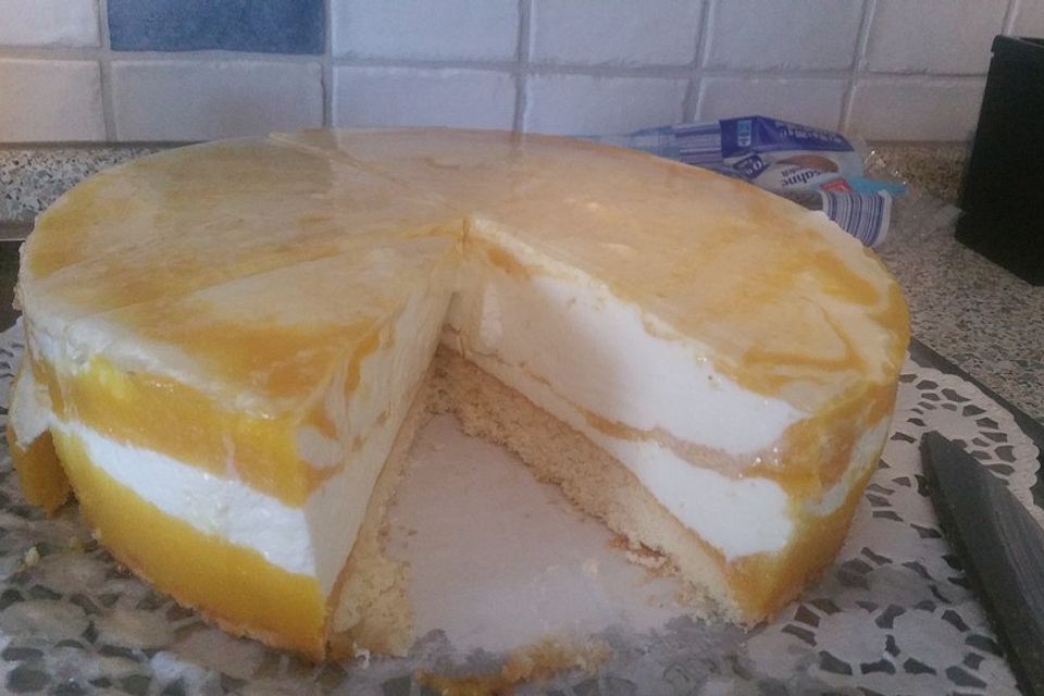 Käsesahnetorte mit Pfirsichen