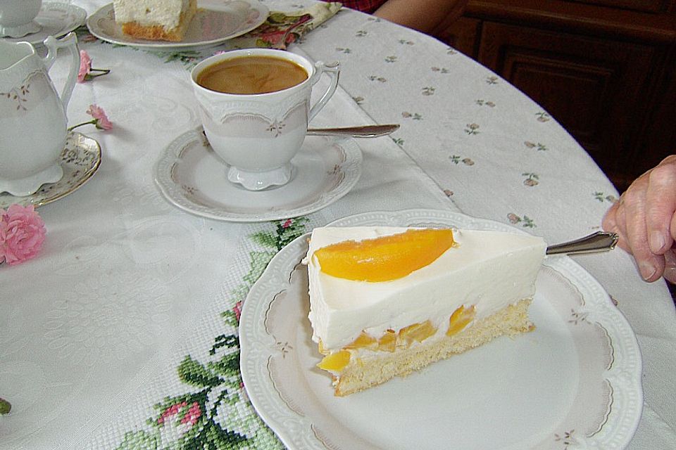 Käsesahnetorte mit Pfirsichen