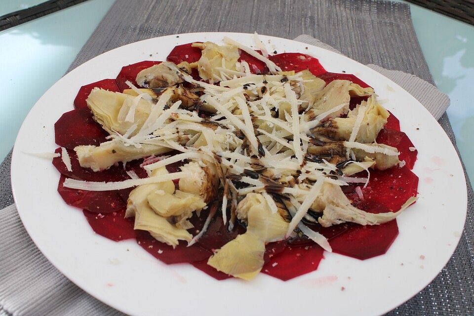 Rote Bete-Carpaccio mit Artischocken und Parmesan