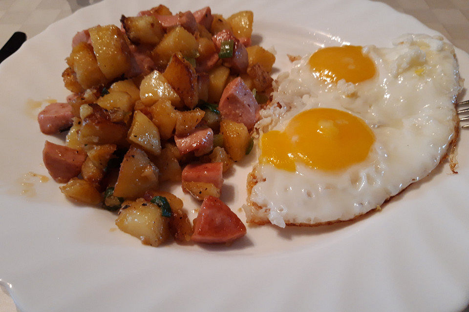 Saarländische Lyonerpfanne aus rohen Kartoffeln