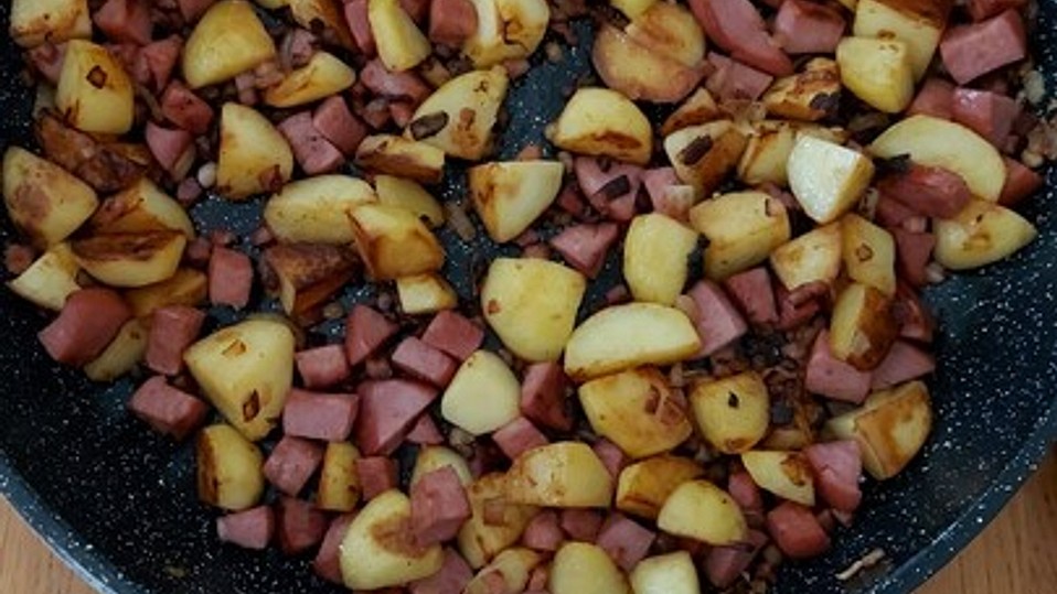 Saarländische Lyonerpfanne aus rohen Kartoffeln von He-fe