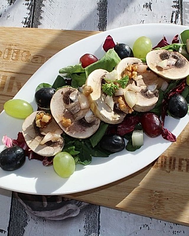 Bunter Salat mit Trauben und Walnüssen