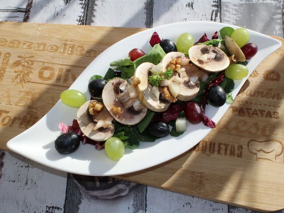 Bunter Salat mit Trauben und Walnüssen von luckytina| Chefkoch