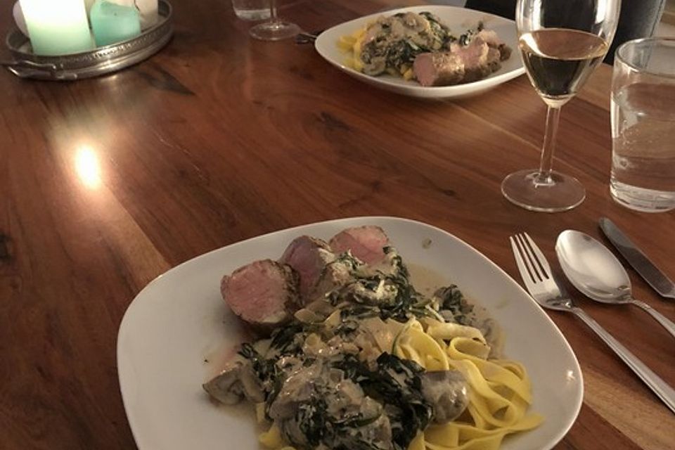 Gebratenes Schweinefilet mit Champignons, Blattspinat und Bandnudeln