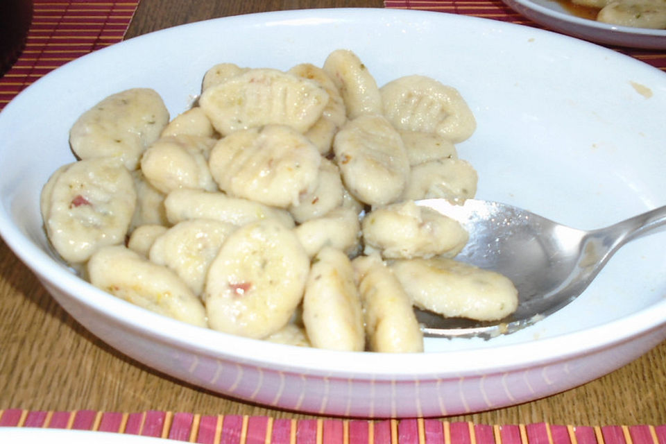 Selbst gemachte Gnocchi mit herzhaftem Bacon und Lauchzwiebeln