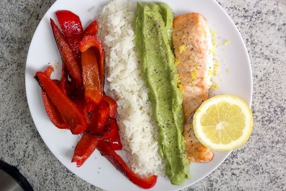 Lachs mit Avocadocreme, Reis und roter Paprika