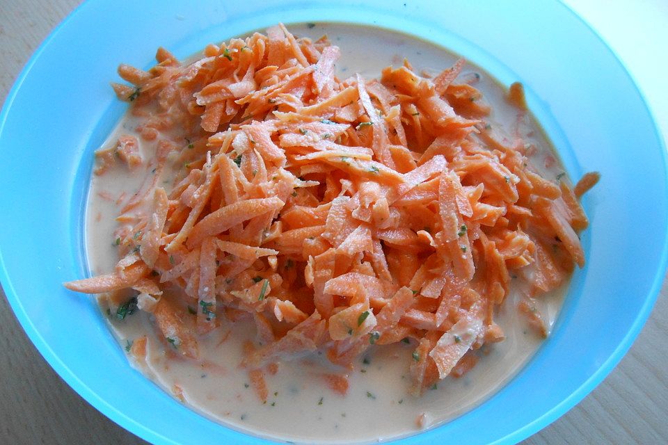 Karottensalat mit Sauerrahm und Petersilie