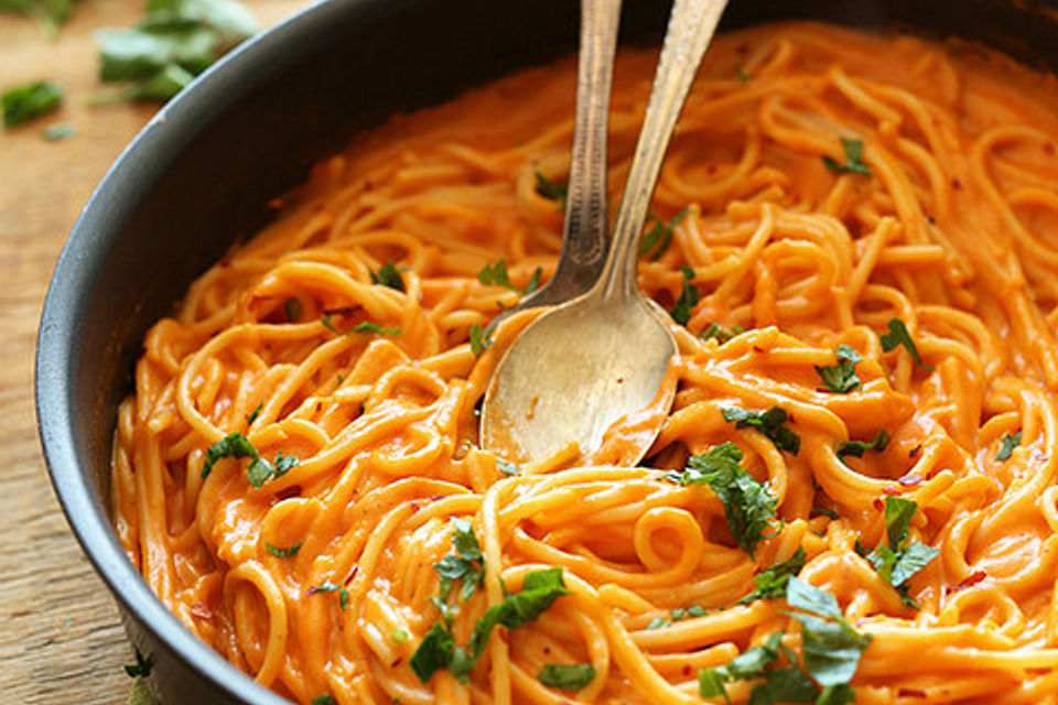 Pasta mit cremiger veganer Paprikasauce