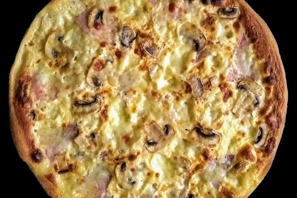 Pide à la Carbonara mit Schinken und Champignons