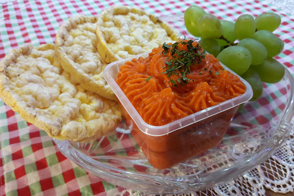 Gemüseaufstrich mit Tomate und Paprika