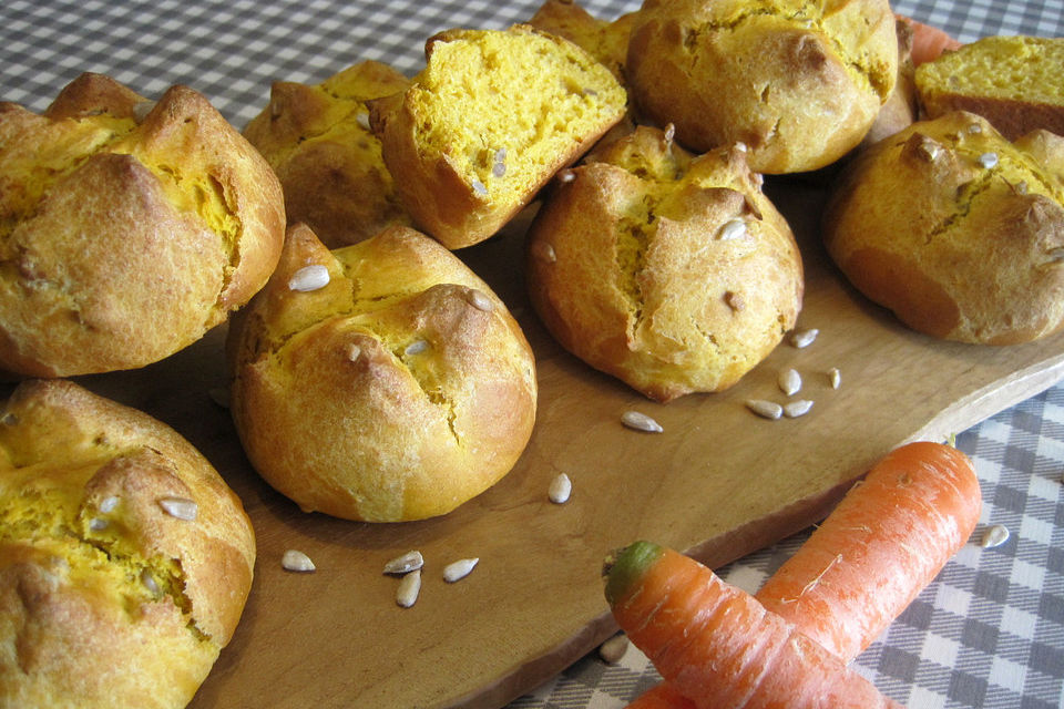 Karottenbrötchen mit Weizen und Dinkel